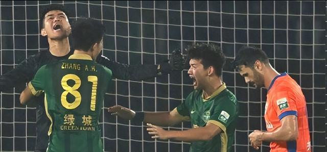 制造威胁, 他不仅在进, 塔尔德利的